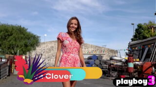 Små bryster Russisk teenager Katya Clover poserede udendørs og udsatte en fantastisk naturlig krop