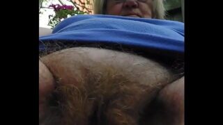 Bedstemor uden trusser under kjole