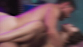 VOKSENMOBILE – Mackenzie Mace kan ikke holde sig selv tilbage, når det kommer til Reagan Foxx' kurvede krop