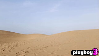 Små bryster MILF brunette ser fantastisk ud og hotte babes poserer helt nøgen