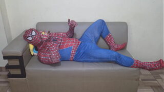 Spider-Man knepper sin storrøvede latina stedmor