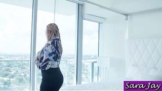 Flettet milf Sara Jay kommer af i en solo, der vil tømme dine nosser!