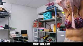 At stjæle lingeri koster Sophia West en hård fucking – Milfthief