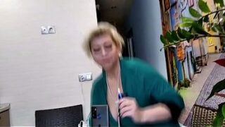 Det er svært at være webcam-model! Min tæve ville have frokost, men hun var nødt til at onanere i stedet!