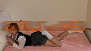 Lille asiatisk sød pige bruger en kraftig vibrator og kommer hårdt