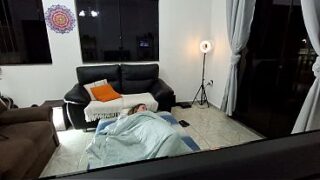 Hun onanerer og drømmer om, at hendes nabo kærtegner hende.