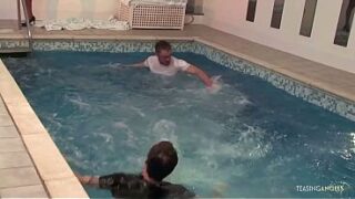Indendørs poolen damper, da den sorte milf begynder en interracial anal trekant med DP