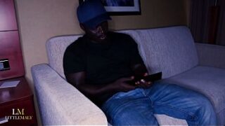 Hotelreceptionist MILF forfører 3 BBC'er til intens dobbelt penetration gangbang, drikker pis og tager et gyldent brusebad