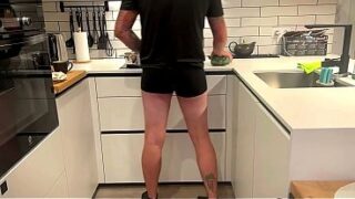 Dyb blowjob med sæd på mine bryster i køkkenet!